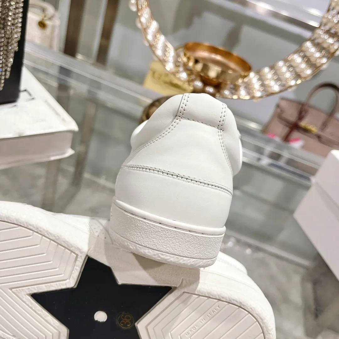👟👟Ex-factory price 560👟👟Dior2024 new white shoes, Dior Dior Star women's sports shoes, very light summer white shoes. The upper is carefully made of imported suede, decorated with tonal suede panels, metal stars decorate the lace eyelets, and breathable mesh inside. The upper is punched and designed not to stuffy the feet. It is equipped with Christian Dior logo and thin soles. The thick sole is suitable for all seasons! Size: 35-41 (40 and 41 are customized and cannot be returned or exchanged)